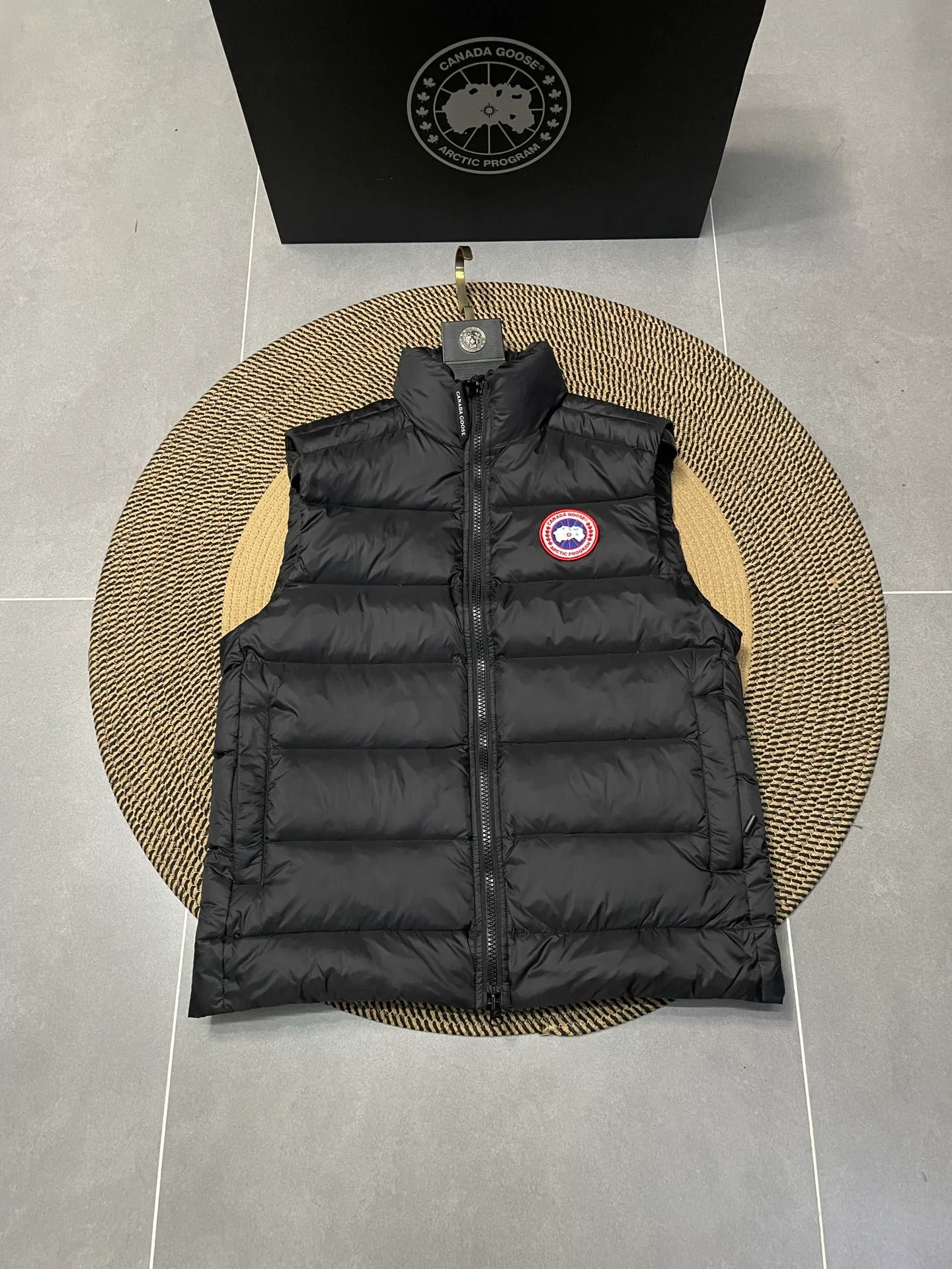 P560 Canadian brand CanadaGoose men's and women's CROFTON lightweight down vest 2229M DWR water-repellent treatment WindWall windproof fabric 700 fleece filling original mold opening details one to one production The upper body effect is stunning Exclusively available on the Xiaohongshu purchasing platform The highest version on the market Size: XS S M L XL XXL